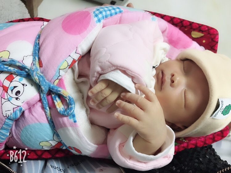 刚好满月这一天，让我觉得对这段感情已经没有什么指望了，看到老公和他前任聊天，聊得很嗨，没有小宝的时候，因为前任吵了很多次，闹过分手，他也跟我保证不再联系，因为我们都是在一个公司上班，我现在在老家生孩子，分居两地，因为我也不知道他们在公司干啥，他只是在我生孩子的时候回来，过了年又要回公司，那个女人也在公司，没结婚的时候，两个人在公司就有很多谣言，两个都不是省油的灯，以为有了孩子，幸福刚开始，没想到给我这么大的一个惊喜，现在有没有他都无所谓，到感情破裂，就离婚，各走各的。