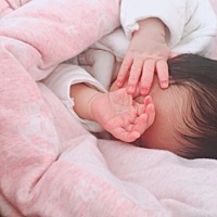 乳头太平怎么办，宝宝每次都吸不住，边吸边哭，就是吃不到奶，好着急啊？每次喂奶都折腾一身汗！