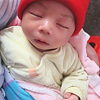 在床上哇哇大哭，抱起来立马睡得好香，奇怪，我平常不怎么抱他，怕抱习惯，怎么他也这样要抱着。