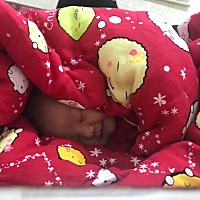 早上三点半 宝宝出生，小公主一枚 双眼皮大眼睛，睡觉的时候特别爱笑 捕捉一张宝宝微笑照片