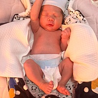 亲们，来说说你们家的宝宝出月子长了几斤。我家宝宝出生6斤，出月子7.1两，听到这个体重时心都颤了一下...