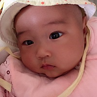 宝宝发烧38度怎么办。医生开的有药，他不吃，一直吐出来。