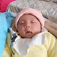 我可能是宝妈届第一个哭在闺女手里的妈 宝宝萌照镇楼！！ 宝宝一个多月了，母乳喂养……不要我抱是几个...