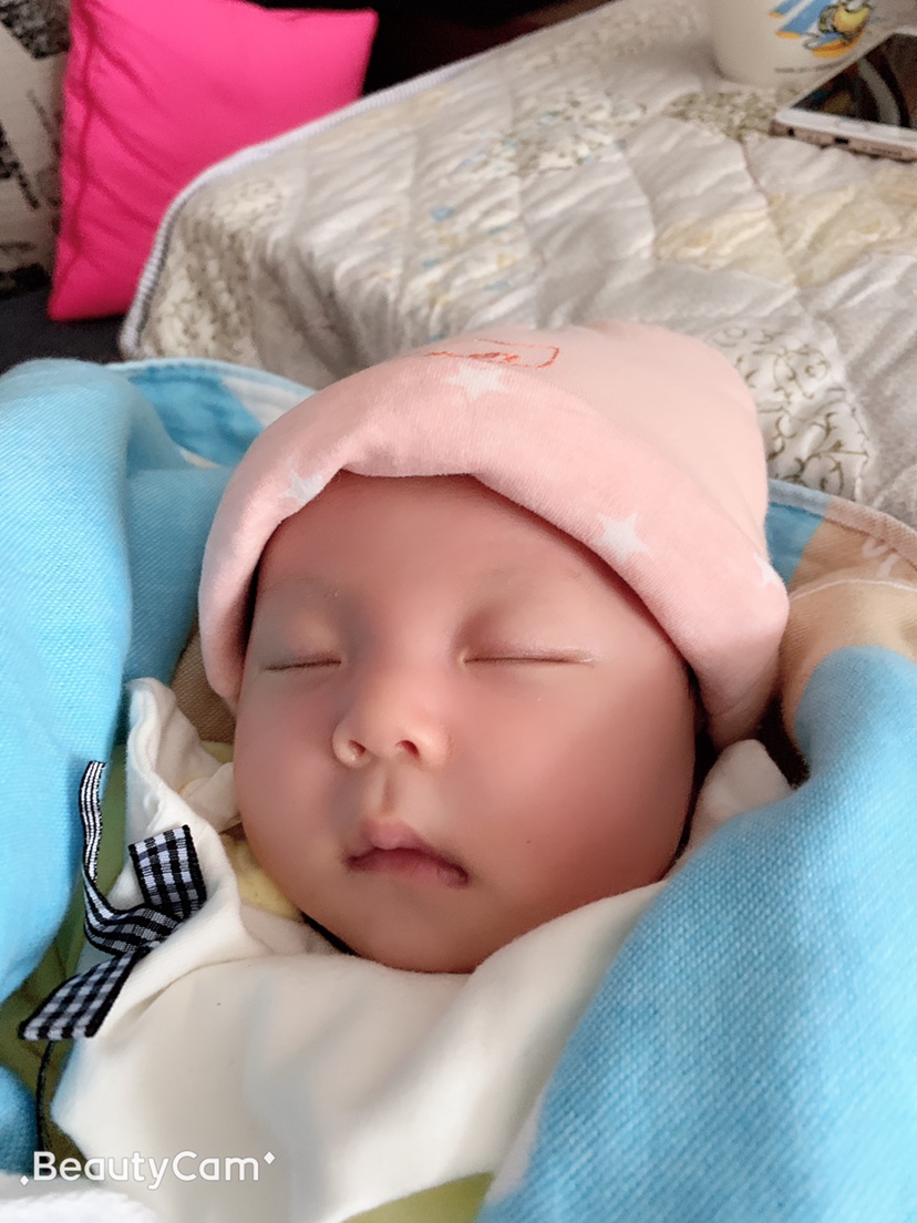 宝宝萌照镇楼！！

宝宝一个多月了，母乳喂养……不要我抱是几个意思，别人抱着都不哭，我一抱就哭……气得我哭起来……求各位好心人帮我出出主意