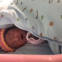 刚开始没给宝宝洗习惯奶头，怕宝宝饿坏了，就吃了奶嘴，现在吃都用舌头舔下是不是奶瓶，乳头完全不吸了...