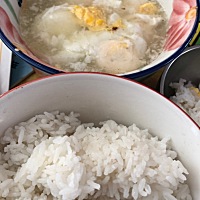 饿得两眼发黑，现在端上来了，猪油鸡蛋汤，又不放盐，没胃口