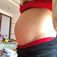 怀孕5个月了，胎动很少，也不强烈，肚子也好小，不是前壁都会肚子很大嘛？肚子小会不会宝宝就小呀。