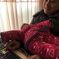 他老爹游戏抱娃两不误