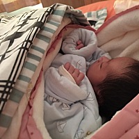 每个都说咋们的头发好黑好长，嘻嘻😁 摸起来真舒服 12天的宝宝👶