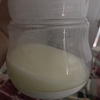 为什么我挤出来的母乳颜色比较淡啊，我看别人的好像都比较偏黄一点，正常吗？