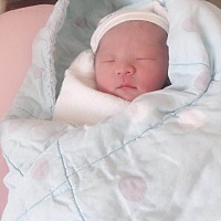 报喜啦 顺产6.2斤闺女一枚 昨天夜晚动了一夜晚 我就知道肯定要发动了 早上7:30宫缩 大姨妈疼 看了时间五...
