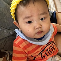 下午我儿子睡醒了，吐了一次，接着不舒服有睡着了，醒了又吐了一次～吐的奶跟清水～这是什么情况？