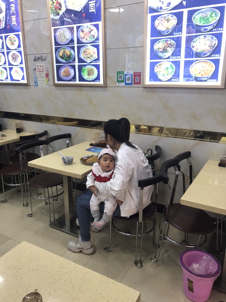 有多少妈妈是这样抱着孩子 吃饭的