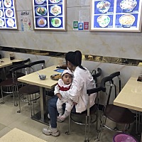 有多少妈妈是这样抱着孩子 吃饭的