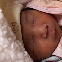 今天终于让我宝宝成功吸母乳了，给吸两口奶瓶后把奶头放宝宝嘴里，把奶粉滴在乳头上流到宝宝嘴里，宝宝...