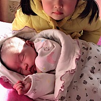 姐姐和妹妹的合照