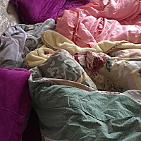 感觉床太窄了 好乱 宝宝在哪里还要找一下，大家是不是也是这样的呢