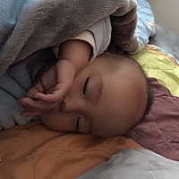 宝贝好久都没有睡这么好了，感冒、发烧、全身红点点都好了，现在睡的好香，麻麻也不用这么累了