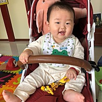 谢谢大家的关心，昨天估计就是给吃多了，消化不良，吐奶，今天好了，谢谢大家～