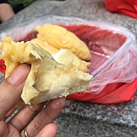 婆婆说不够一百天什么都不能吃，只能吃家里的饭菜，什么鬼道理，水果也不能碰，昨天出去偷偷吃了块榴莲...