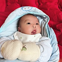 24天的宝宝，带宝宝真的很累，想睡一个好觉都难，现在能睡上一个安稳的觉都是奢侈。