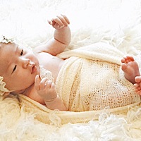 宝宝满月了～摄影师拍的在电脑里～还没修～这些都是我手机拍的～先一睹为快😂