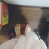 怀孕9周➕2天了，半个月时间瘦了八九斤，吃不下睡不着感觉快坚持不下去了，每天都只能躺着，肚子每各种...