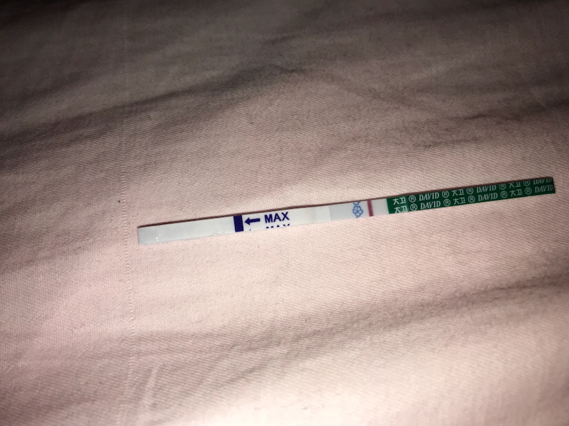 上个月12月18号末次月经，4号排卵，今天用试纸测着还是白板，姨妈已经推迟8天了，好扎心啊~要么你来姨妈  要么你就来宝宝  整天为这事想着  快魔怔了