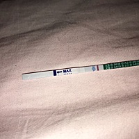 上个月12月18号末次月经，4号排卵，今天用试纸测着还是白板，姨妈已经推迟8天了，好扎心啊~要么你来姨妈...