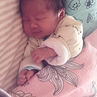 十九号晚上破水，二十号上午十点挂催产素，一点零二分小公主出生，顺产无侧切 只缝了两针  因为宝贝不大...