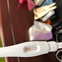早上验了一下 以为验孕棒过期了 就扔了 一会捡起来看了下 发现过了一个红线 亲爱的们帮忙看下 最近小腹...