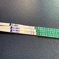 很浅的印，这到底是不是有了啊，备孕这么久以来第一次测出印，可是太淡了不敢确定，也没告诉老公，怕他...