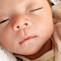 宝妈们你们看这是什么，宝宝自生下来10多天脸上就长满了白色像粉刺一样的东西，我婆婆说是奶白，可是要...