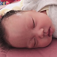 我的宝贝小公举已经27天快满月啦，请问各位姐妹，宝宝多久可以游泳，她的关节有点硬