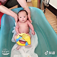 整个月子哭过两次（一次是感冒咳嗽太严重晚上老公不在家出去吃饭;一次是宝宝刚打完二月预防针第二天整天...