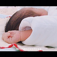 宝宝一吃母乳就拉肚子，胃胀气，一直哭闹不停，喝奶粉就没事，怎么办怎么办……