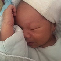 各位宝妈朋友宝宝才15天不知道为什么脸上一直蜕皮是怎么回事有什么办法可以缓解求支招