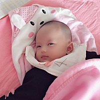 胎发剃了，像个男孩子