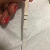 还有三天姨妈日了 保佑。希望姨妈不要来  千万别来。呜呜 我的小猪宝宝。 这个试纸 怀疑是自带双杠的。...