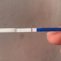 怀孕不到一个月 小肚子隐隐觉得痛 有时候左边有时候右边 不是特别痛 就是来大姨妈那种 疼个30秒左右就没...