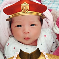 宝宝眼屎黄又多 时不时还流眼泪 正常吗  还有鼻子里面有鼻屎怎么办？？？