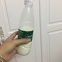 昨天下午挤到矿泉水瓶子里的母乳倒到奶瓶里竟然有这么多，一个奶瓶都装不下，厉害了😂😂于是很...