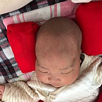 各位宝妈，为啥我家宝宝的头这么长，还这么方，有经验的宝妈可否指导一下