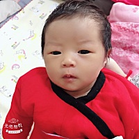 宝贝出生13天啦！宝贝很乖，吃饱了洗好了就乖乖睡觉，每天上午能玩两个多小时，还不错，妈妈爱你！月子...