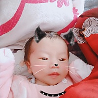 我嘞个儿唉 脾气也忒大了 换个衣服嗷嗷哭 哭的我耳朵都嗡嗡的 一个人还换不了 因为两只手放开就咵咵挠脸...