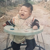 哈哈哈哈哈女儿和爸爸小时候太像了 宝宝爸爸高兴坏了哈哈哈 第一个是宝宝爸爸的小时候   第二个是宝宝
