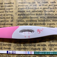 各位，我正常月经是昨天，但是前两天就有点褐色分泌物，昨天褐色分泌物就没有了，今天测了，还是两根线...