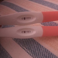 月经推迟了9天了 昨天测一深一浅 浅的那条过了一会儿才显出来 今天测加深一点 不过没有任何怀孕症状 是...