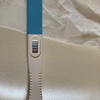亲们，帮忙看看，我上个月26号来的月经，这个月还没来，姨妈软件预测昨天开始来，今天用验孕棒测，...