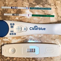 我一月十七号排卵期，这个26，28，29用早早孕测试都有两条杠，但是昨天内裤上有红褐色的分泌物，肚子也...